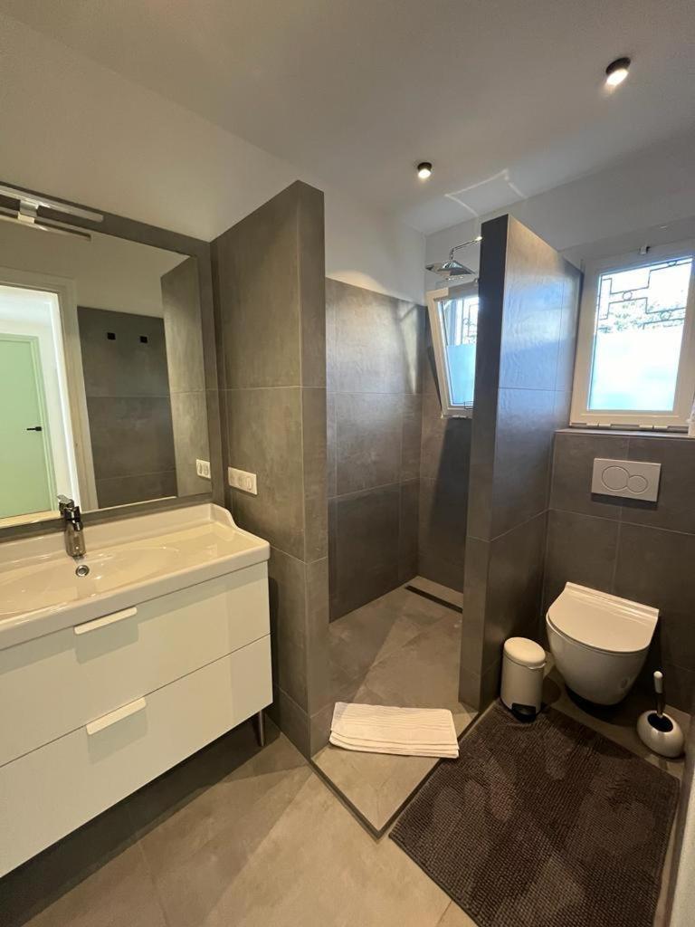 Vue Saint-jean Cap Ferrat: Seaside Comfort For Four